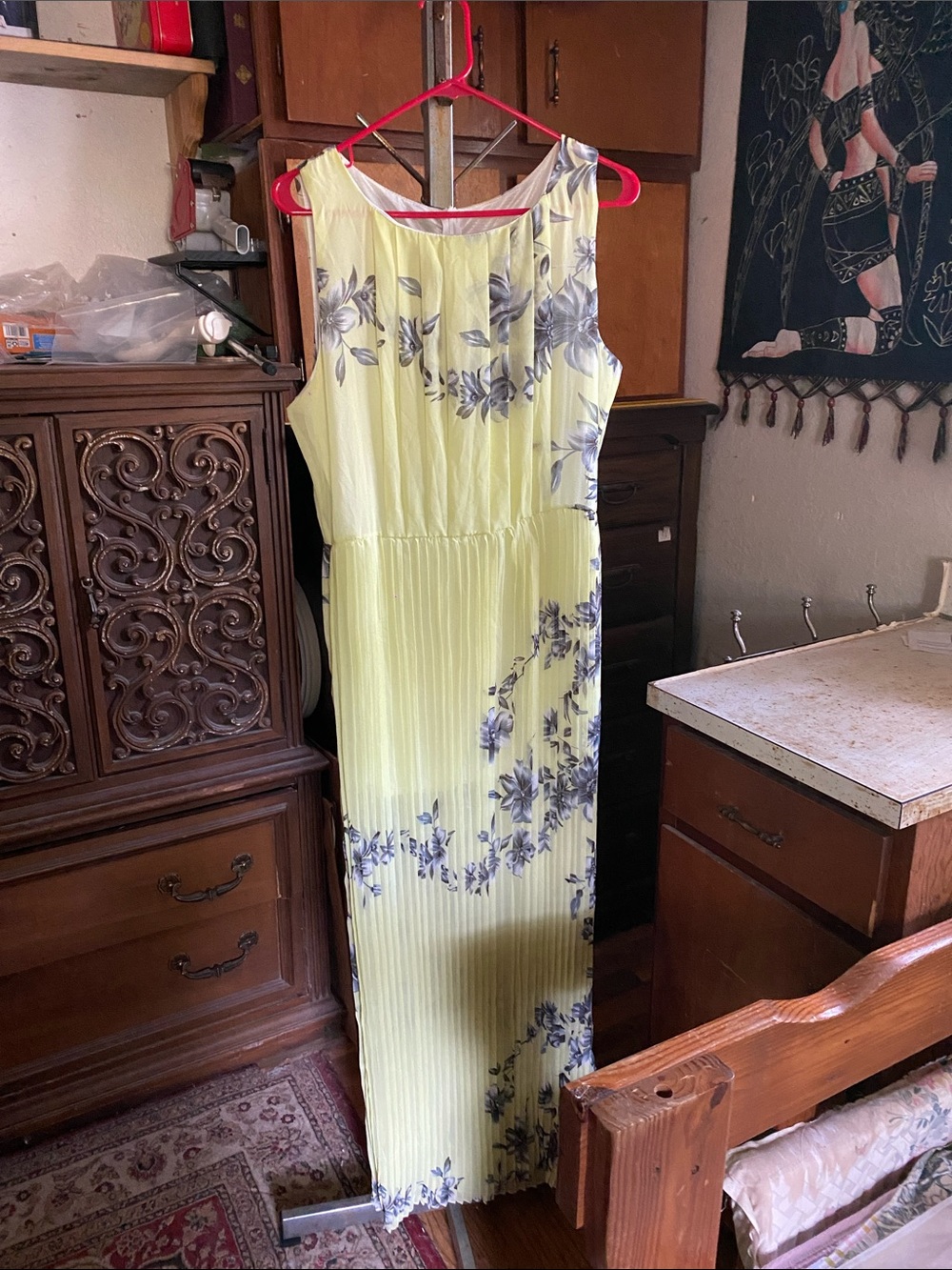 Sleeveless Floral Pleated Maxi Dress in Pale Yellow